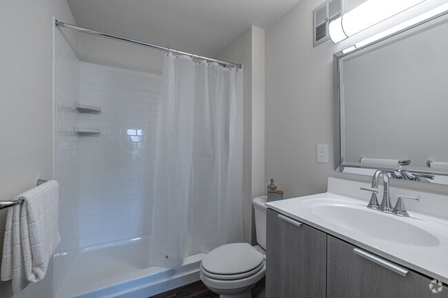 Full Bath - Center Square Apartments