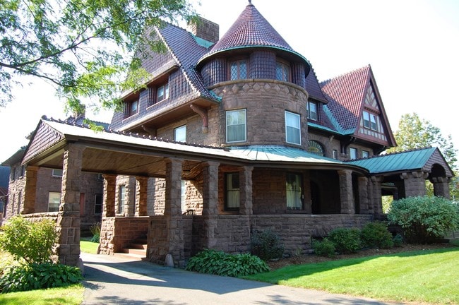 Building Photo - 241 Clinton St