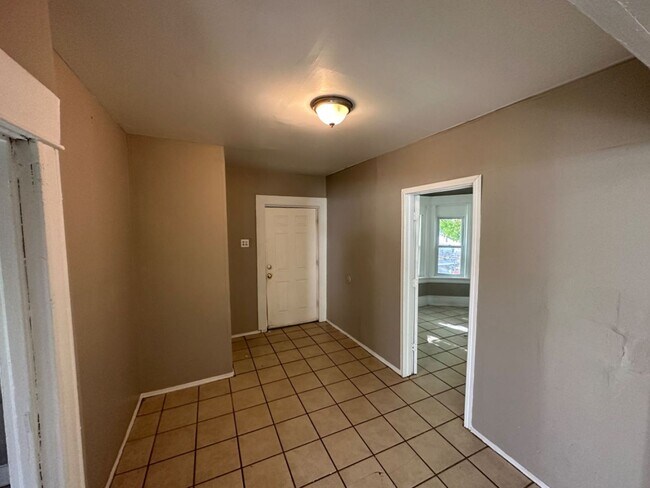 Foto del edificio - 608-610 W Burleigh St. (Duplex)