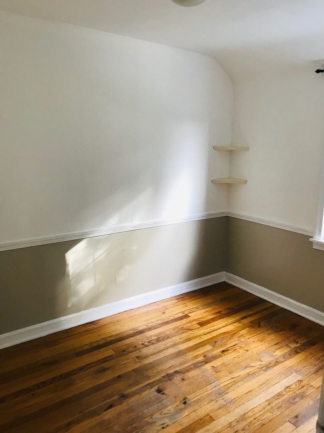 Building Photo - 3 br, 1 bath House - 902 Delware ave