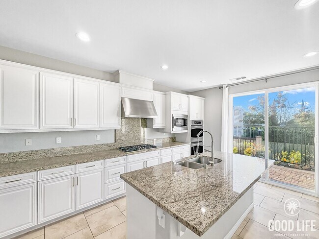 Building Photo - Stunning 4B/3.5BA House in San Elijo Hills!
