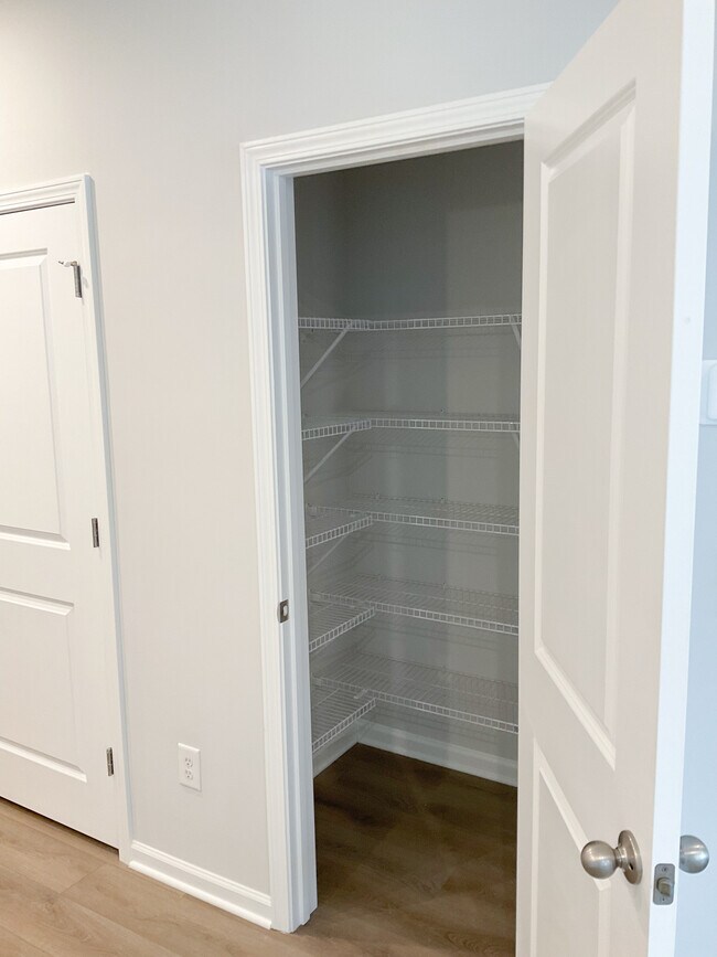 Foto del edificio - 495 Crown Dr