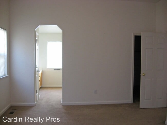 Building Photo - 3 br, 2 bath House - 525 Summer St.