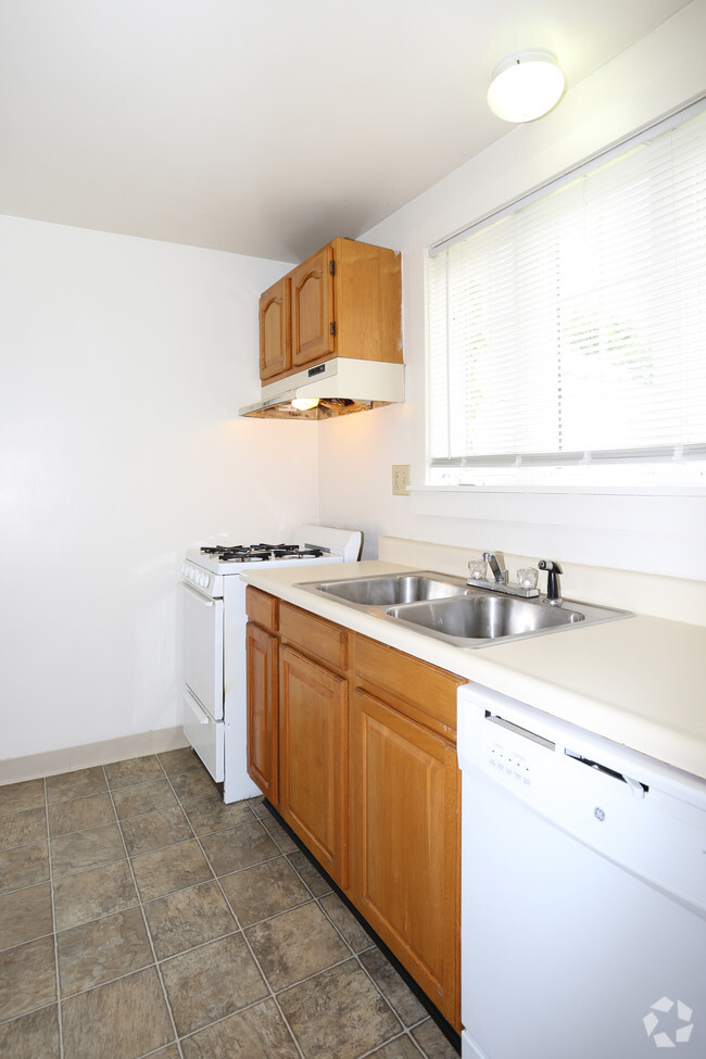 Kitchen - Lakeland Apartments