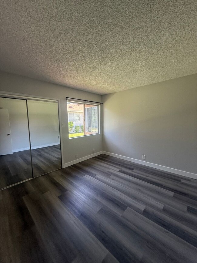 Building Photo - AWESOME 2 BEDROOM 1.5 BATH CONDO - AVALON ...