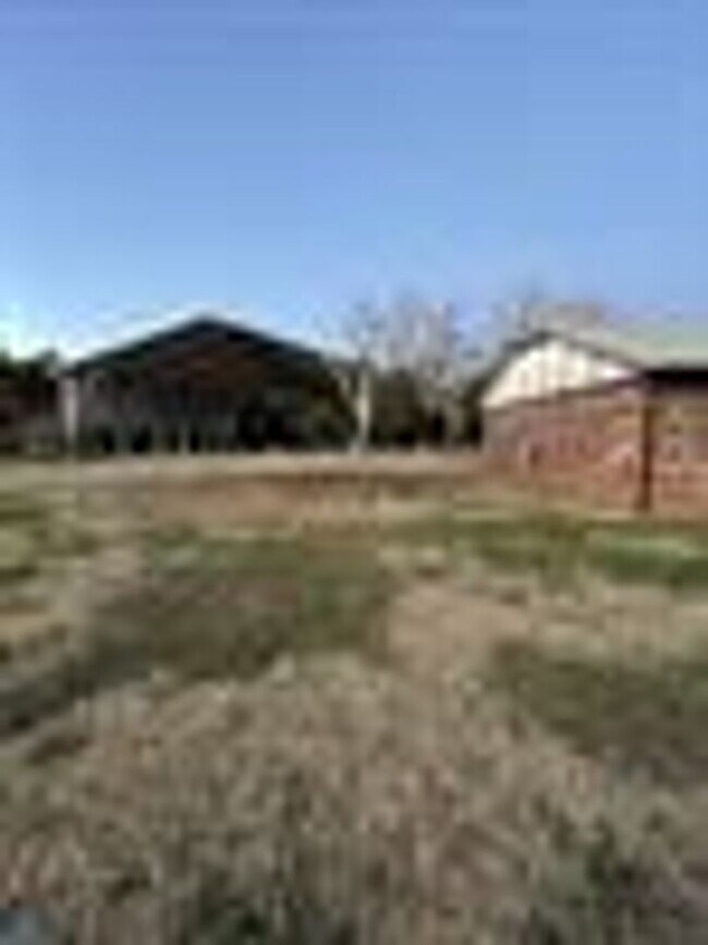 Building Photo - Must see 3 bedroom 1.5 bath home and 1 car...