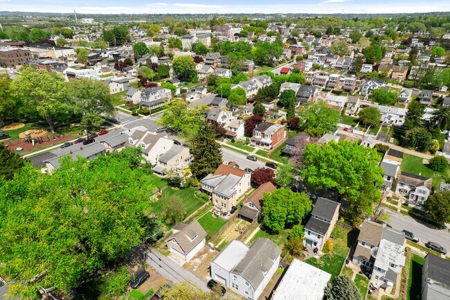 Foto del edificio - Charming Conshohocken Home | 2 Beds, 2 Baths, Finished Basement, Wine Cellar & 2 Parking Spaces