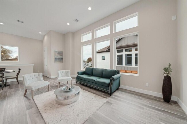 Foto del edificio - 2504 W Tidwell Rd