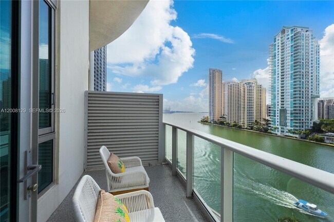 Foto del edificio - 300 S Biscayne Blvd