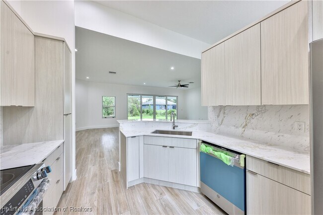 Foto del edificio - 4530 Garden Ave