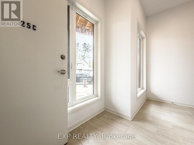 Building Photo - 25 Fair Oaks Crescent