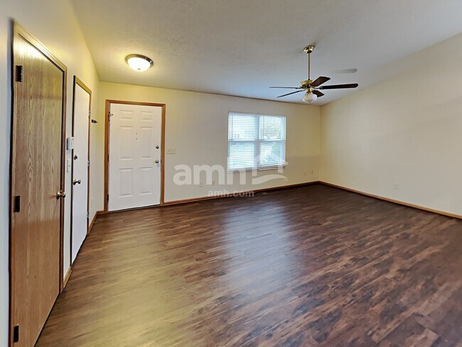 Building Photo - 1465 Pinestone Drive