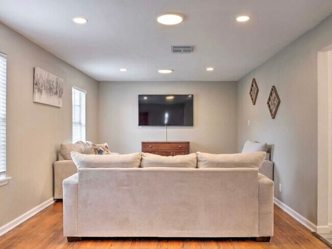 Building Photo - 3 Bedroom Single Family Home in Houston