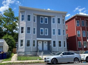 Building Photo - 220 Maplewood Ave