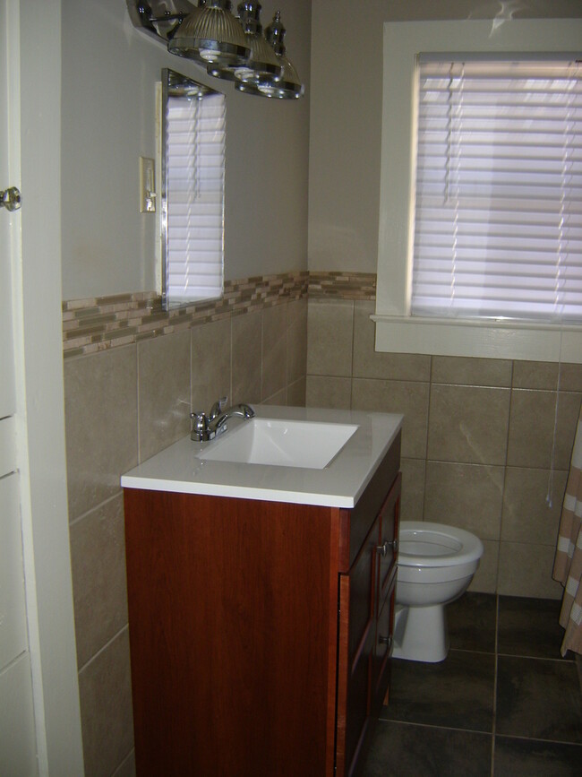 Foto del edificio - Three bedroom ,1 bathroom ,house with yard...