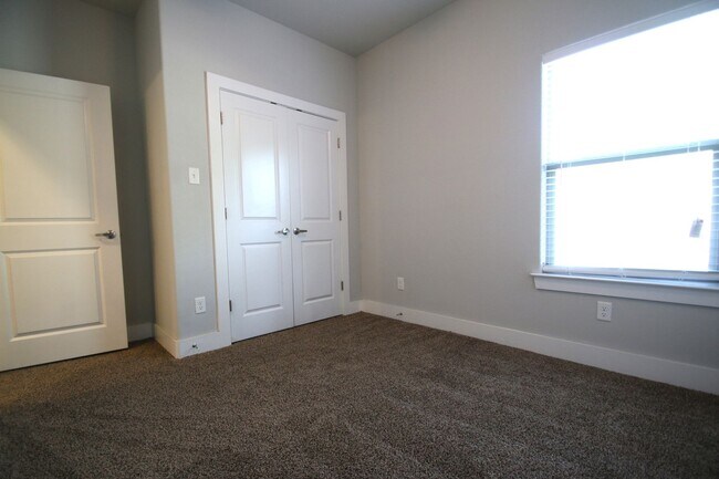 Building Photo - 8037-8039 Arbor