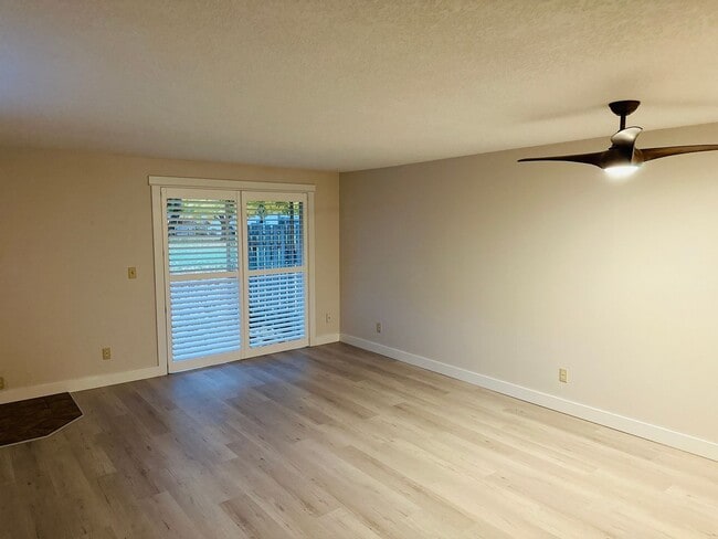 Building Photo - Charming Updated & Spacious Condo in a Pea...