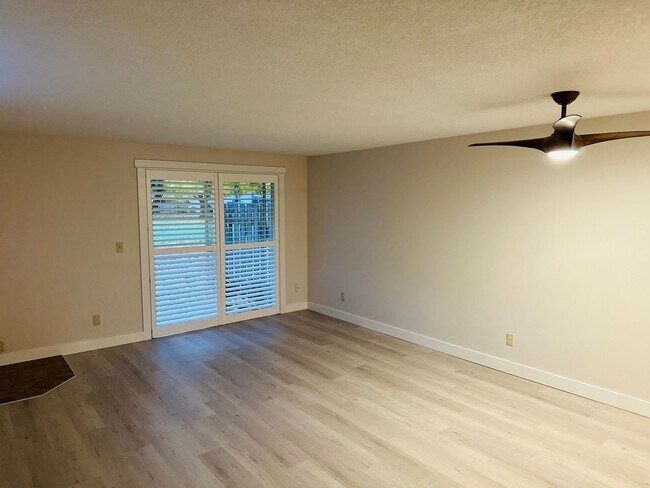 Building Photo - Charming Updated & Spacious Condo in a Peaceful Setting