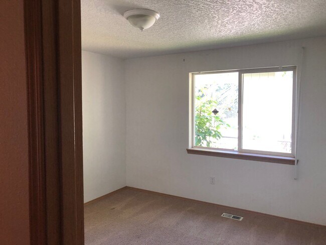 Foto del edificio - 3 Bed, 2 Bath with Garage, W/D, and Fenced...