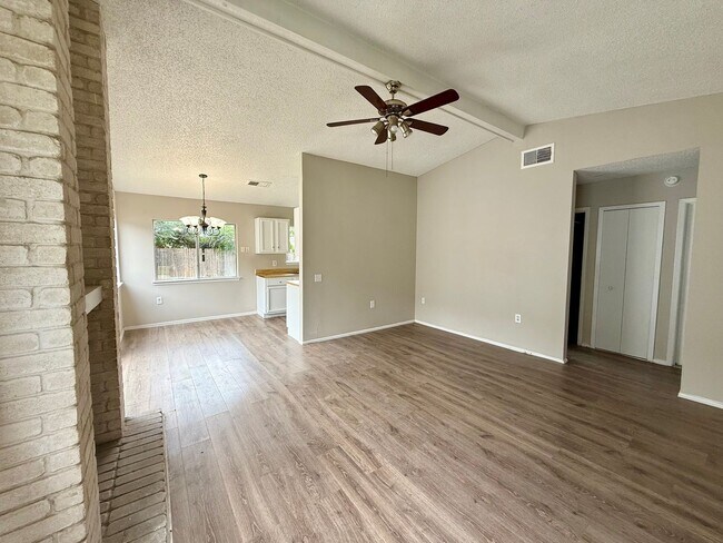 Building Photo - Cute 2-Bedroom in Lakeside