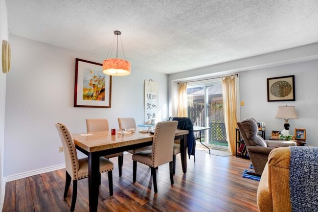 Photo du bâtiment - Great 3 Bdrm Townhome in Pond Mills for Re...