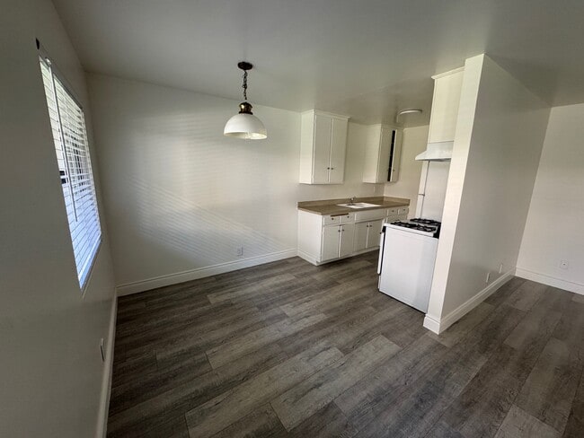 Building Photo - Bowles Apts