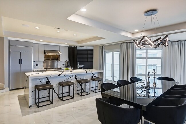 Foto del edificio - Modern High End Luxury Condo in Uptown Cha...