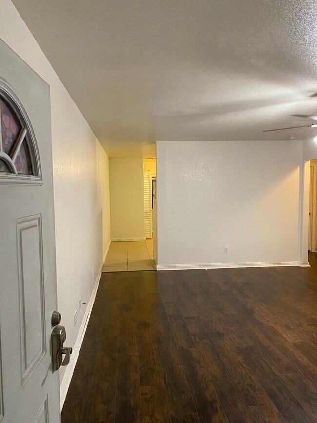 Fotografía del edificio - 219 Turf Dr