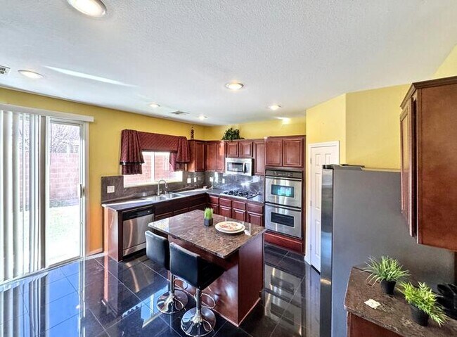 Foto del edificio - 6725 Yellowhammer Pl