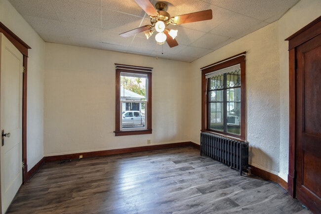 Living room - 129 Oak St