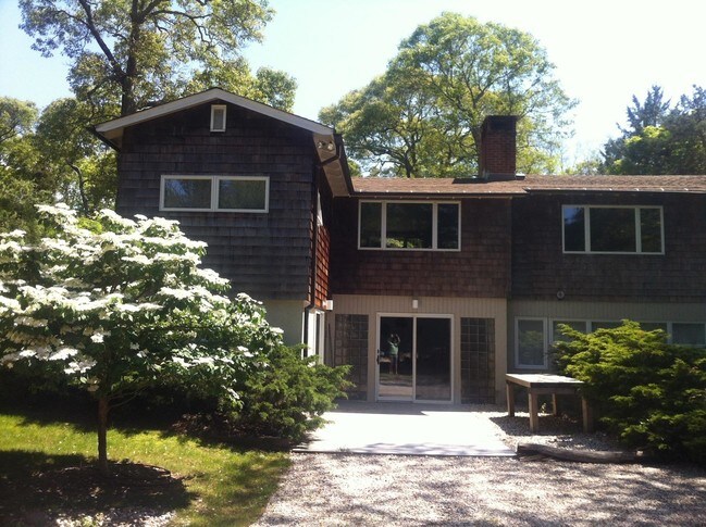 Foto del edificio - 35 Cedar Crest Rd