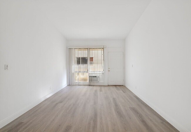 Foto del edificio - 333 Rexford Dr