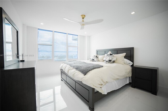 Foto del edificio - 5600 Collins Ave