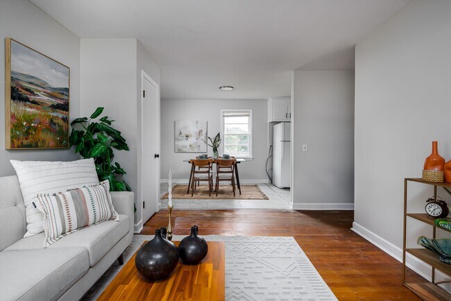 Foto del edificio - Charming 3-Bedroom Brick Home – Comfort, S...