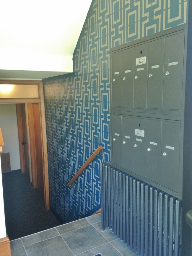 Building Photo - LarSnel Apartments