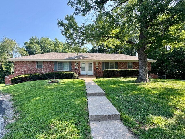Foto del edificio - {6617} Move in ready + Updated + Attached Garage