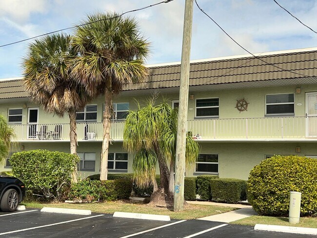 Foto del edificio - *55+ Community* 2nd floor furnished Condo