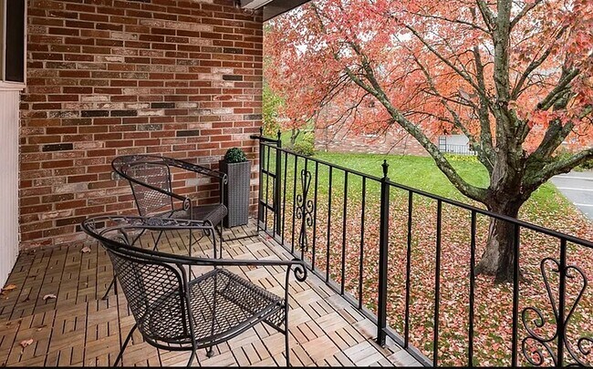Balcony - 100 Fountain Ln