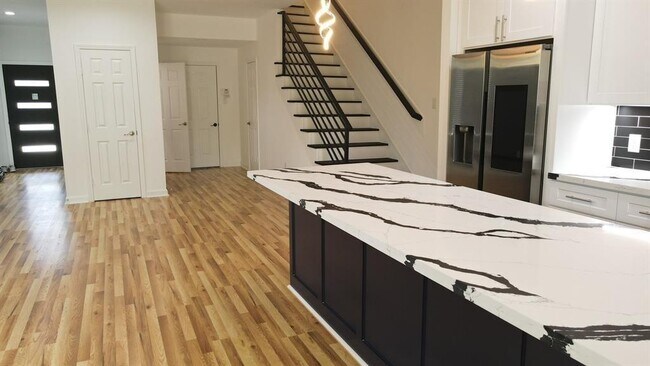 Foto del edificio - 5126 Lyndhurst Dr