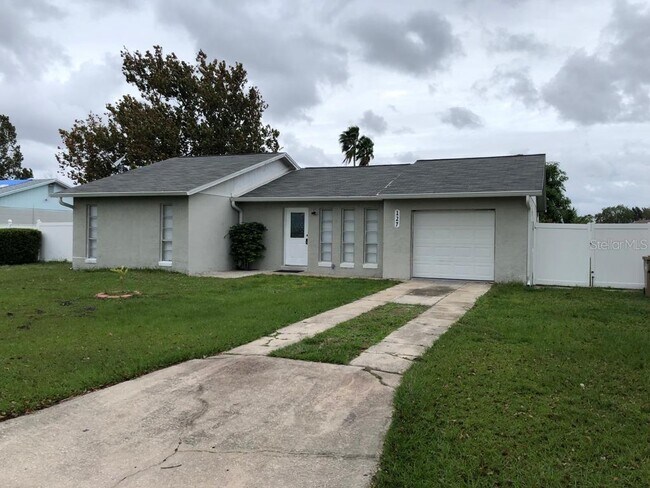 Foto del edificio - 127 Toluca Dr