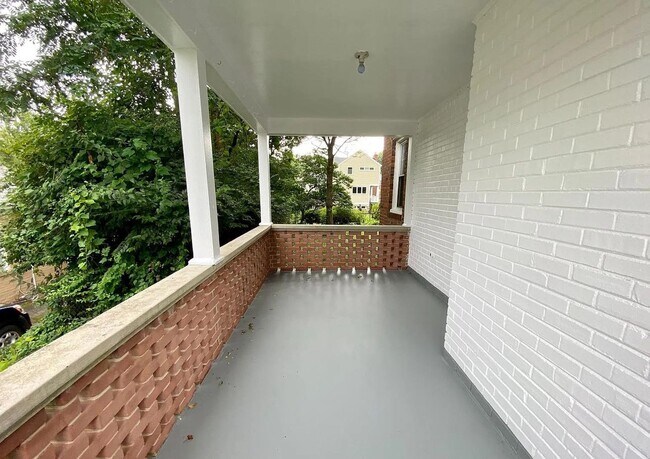 Building Photo - Adorable 3 Bedroom, 1 Full Bathroom Close ...