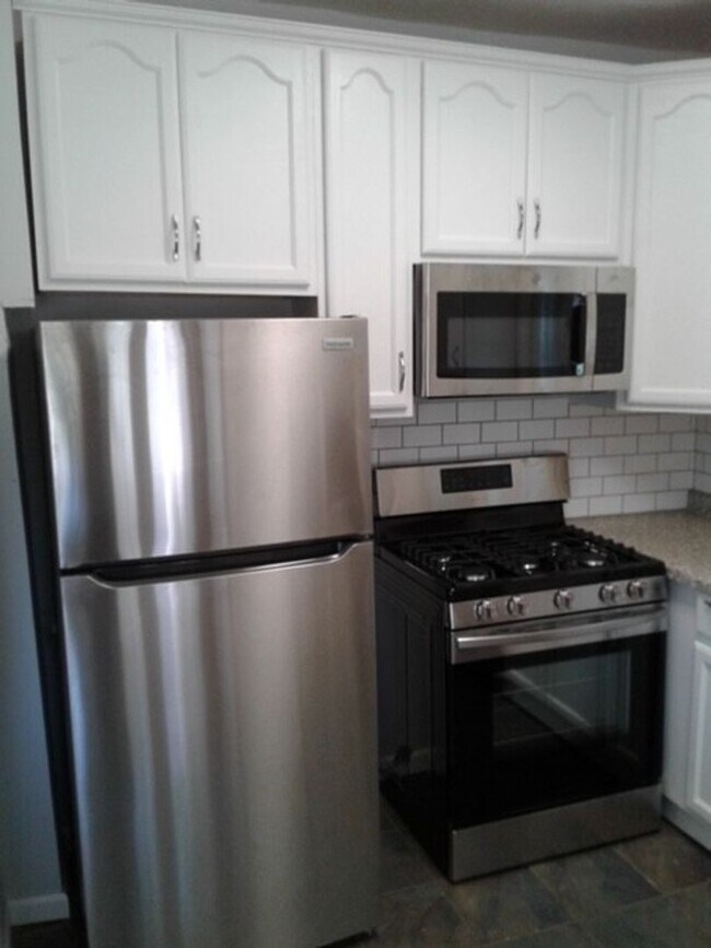 Foto del edificio - Beautiful 3 bed / 1 bath home on corner lot with attached garage in quiet Sparta neighborhood!
