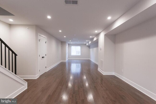 Foto del edificio - 2448 Frankford Ave