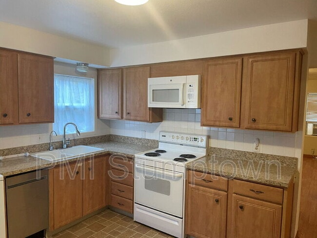 Building Photo - 1666 SE Clatsop St