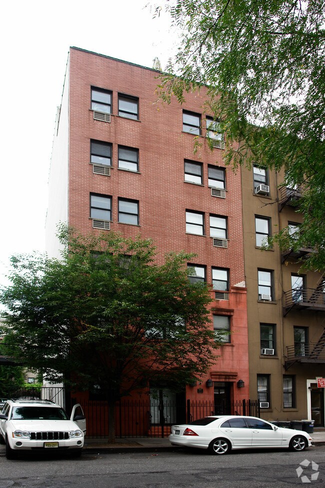 Foto del edificio - 424 W 49th St