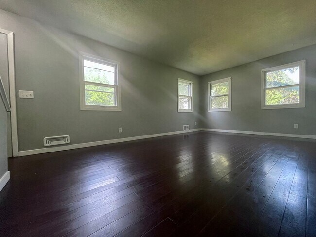 Foto del edificio - Enormous 7 bedroom 2 bathroom house!!