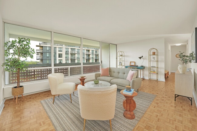 Building Photo - RENOVATED 1 Bed 1 Bath in PRIME ETOBICOKE - Royal York Gardens