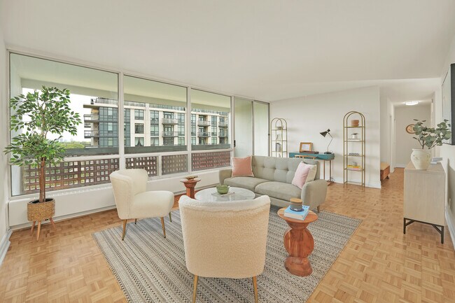 Photo du bâtiment - RENOVATED 2 Bed 2 Bath in PRIME ETOBICOKE - Royal York Gardens