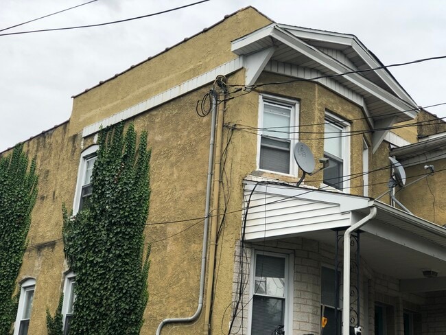 Building Photo - River St.