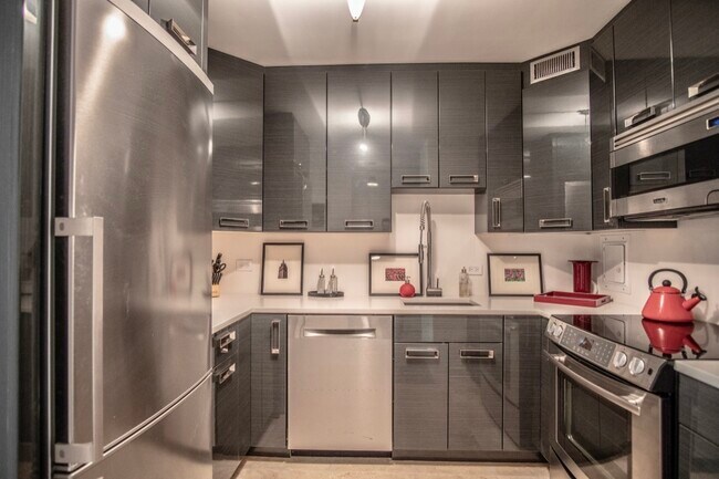 Building Photo - 30 E Elm St
